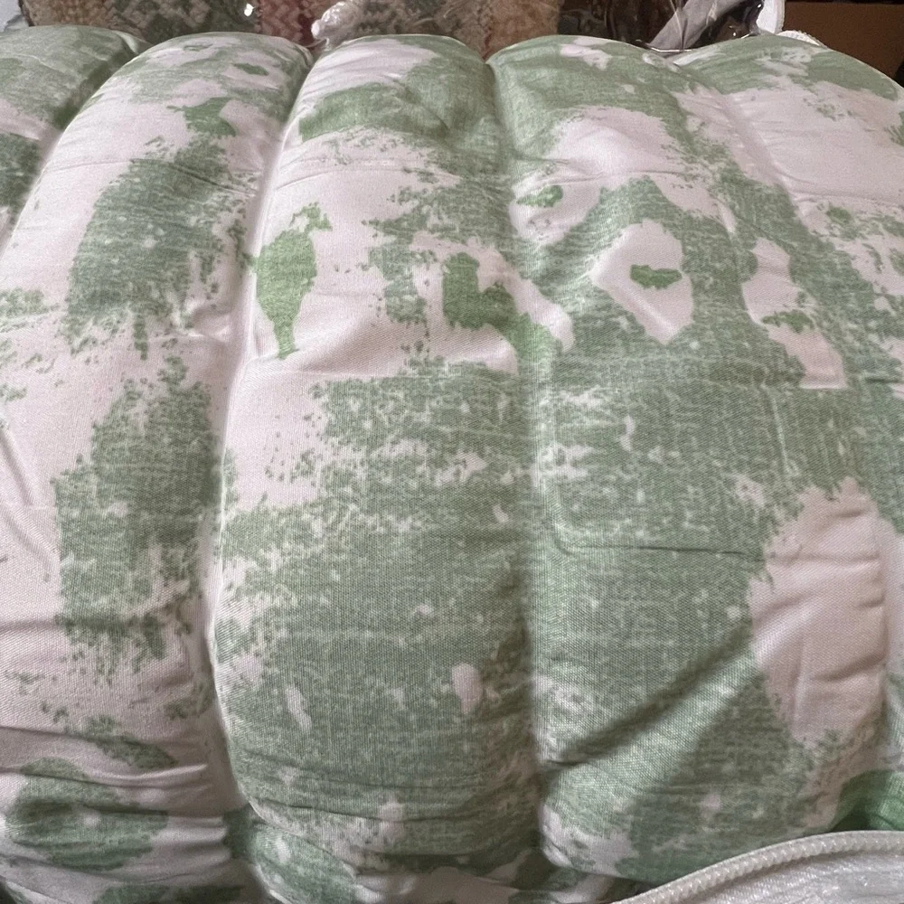 King Size Comforter, 2 king size pillow shams, green and white, new in bag - Picture 6 of 6